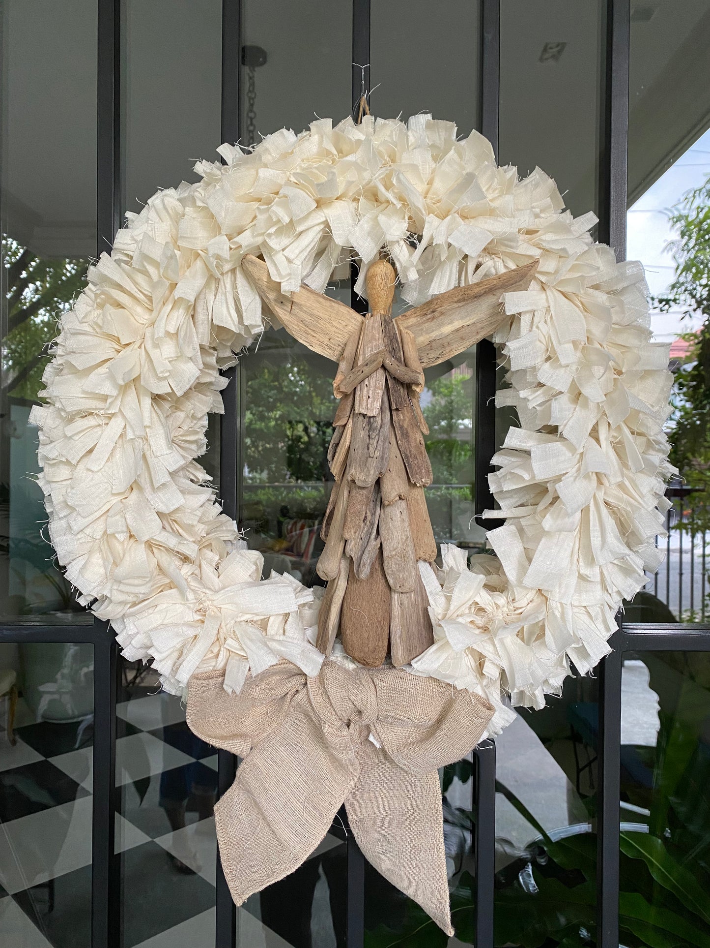 LARGE WREATH WITH STANDING ANGEL