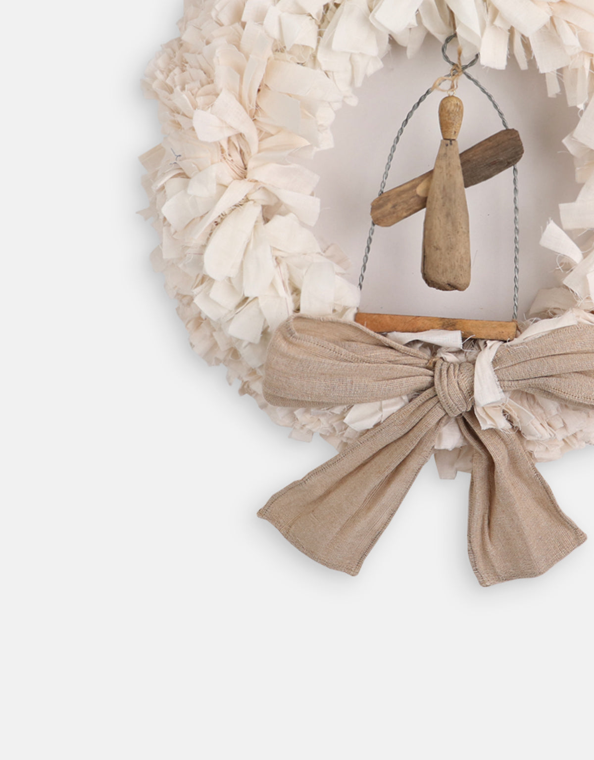 SMALL WREATH WITH ANGEL ORNAMENT